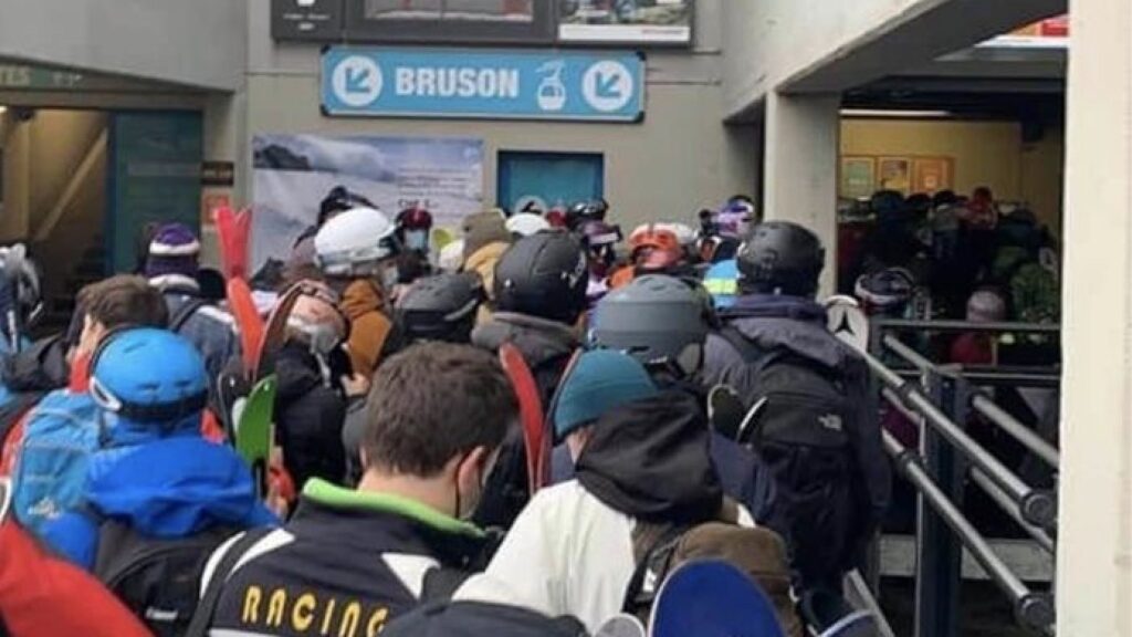 Wintersporters hebben totale laks aan coronaregels: lange rijen met op elkaar gepropte mensen