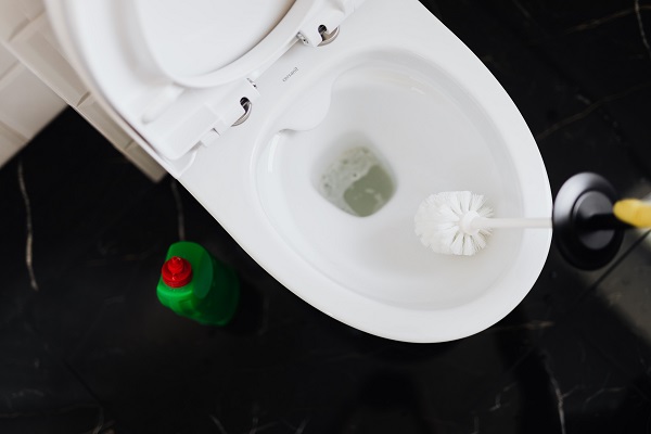 Vrouw heeft geen vrienden op haar werk en eet haar lunch helemaal alleen op de wc