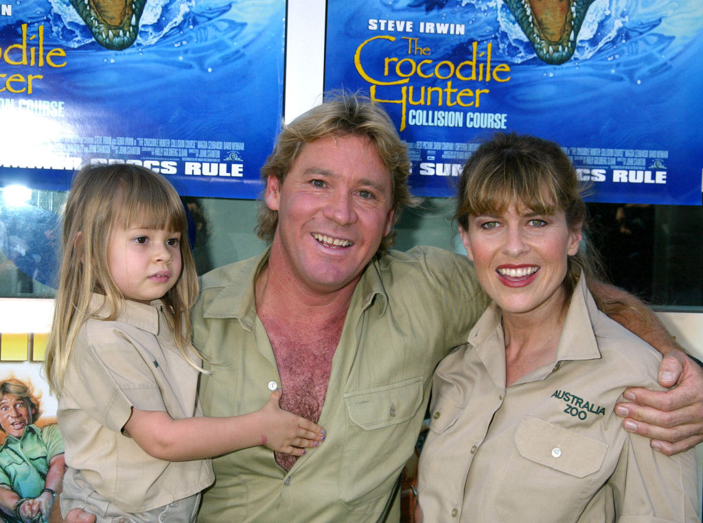 Steve Irwin, Terri Irwin, en dochter bij de Arclight Cinerama Dome in Hollywood, Californië (Foto door Ron Galella/Ron Galella Collection via Getty Images)